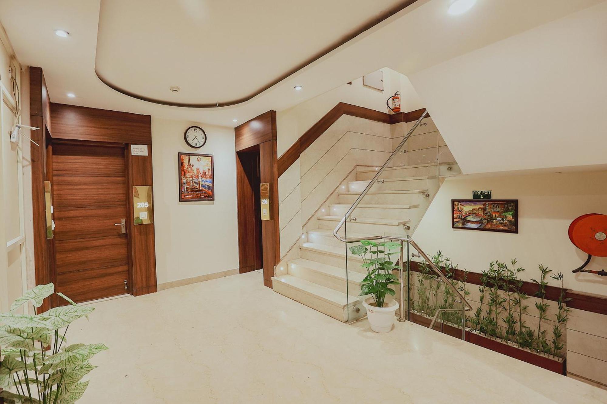 Hotel Fabhotel The Kailash Dev - Near Azadpur Metro 3*